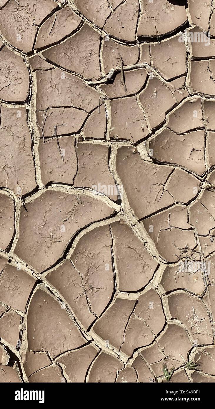 Trockene, rissige Erde - Smartphone-aufgenommenes Stockfoto