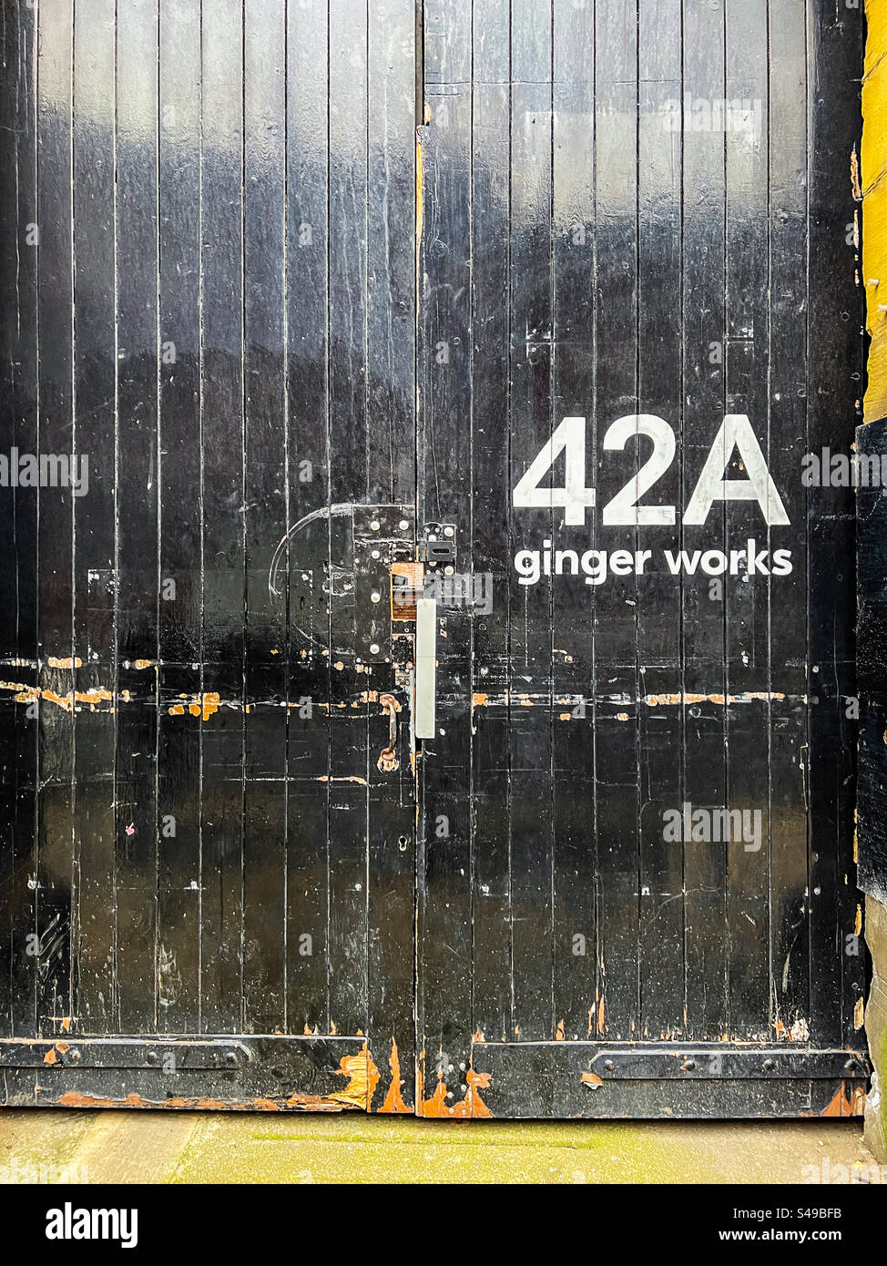 42A Ginger Works Black Door in der Vicar Lane im Stadtzentrum von Leeds Stockfoto