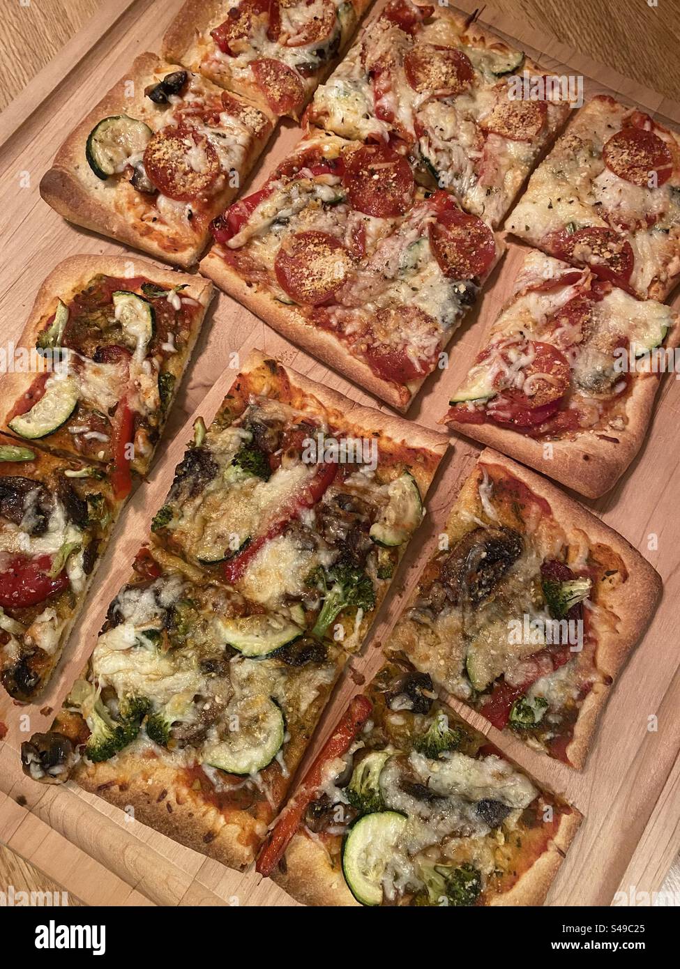 Hausgemachte Pizza in Quadrate geschnitten. Stockfoto