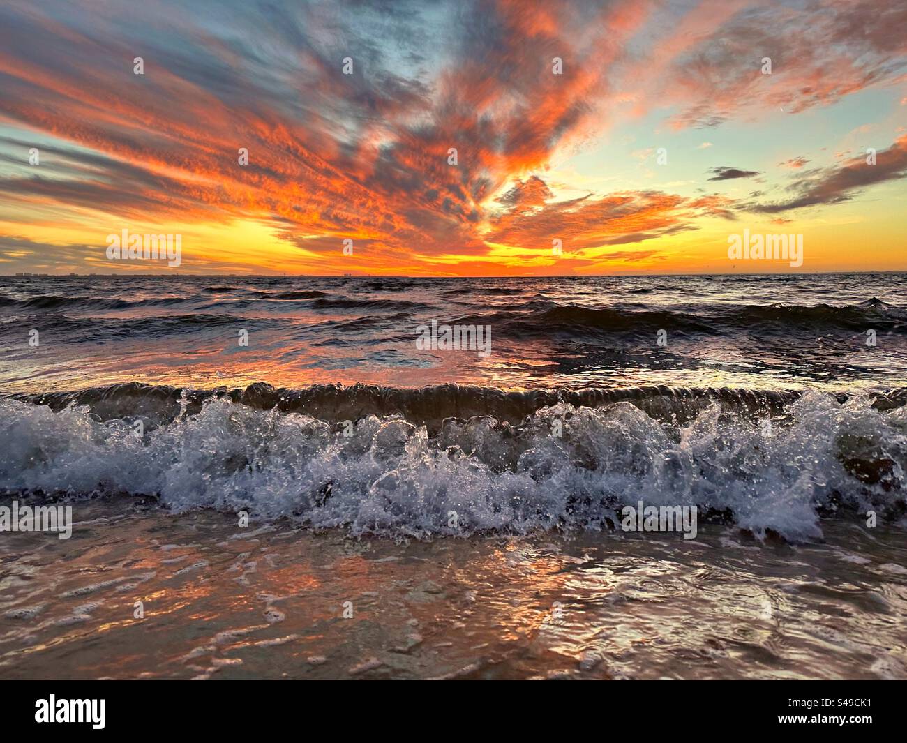 Unglaublicher Sonnenuntergang über dem Meer, an einem windigen Abend Stockfoto