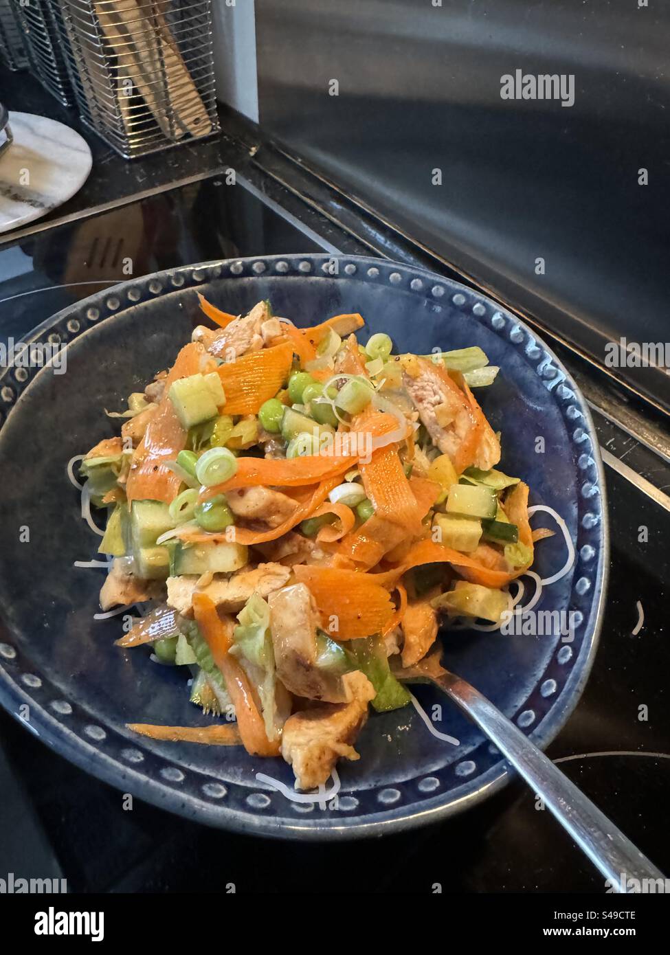 Chinesisches Hähnchengericht. Stockfoto