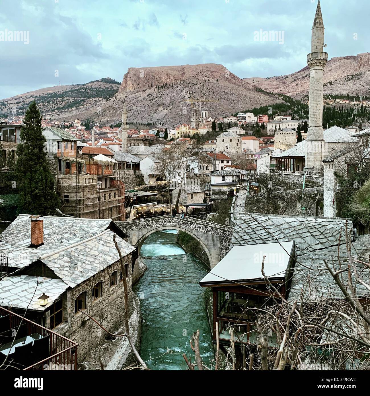 Fesselnder Blick auf die Stadt Mostar: Die Mischung aus historischer osmanischer Architektur und pulsierendem Stadtleben entlang des Flusses Neretva schafft eine unvergessliche Szene im Herzen von Bosnien. Stockfoto