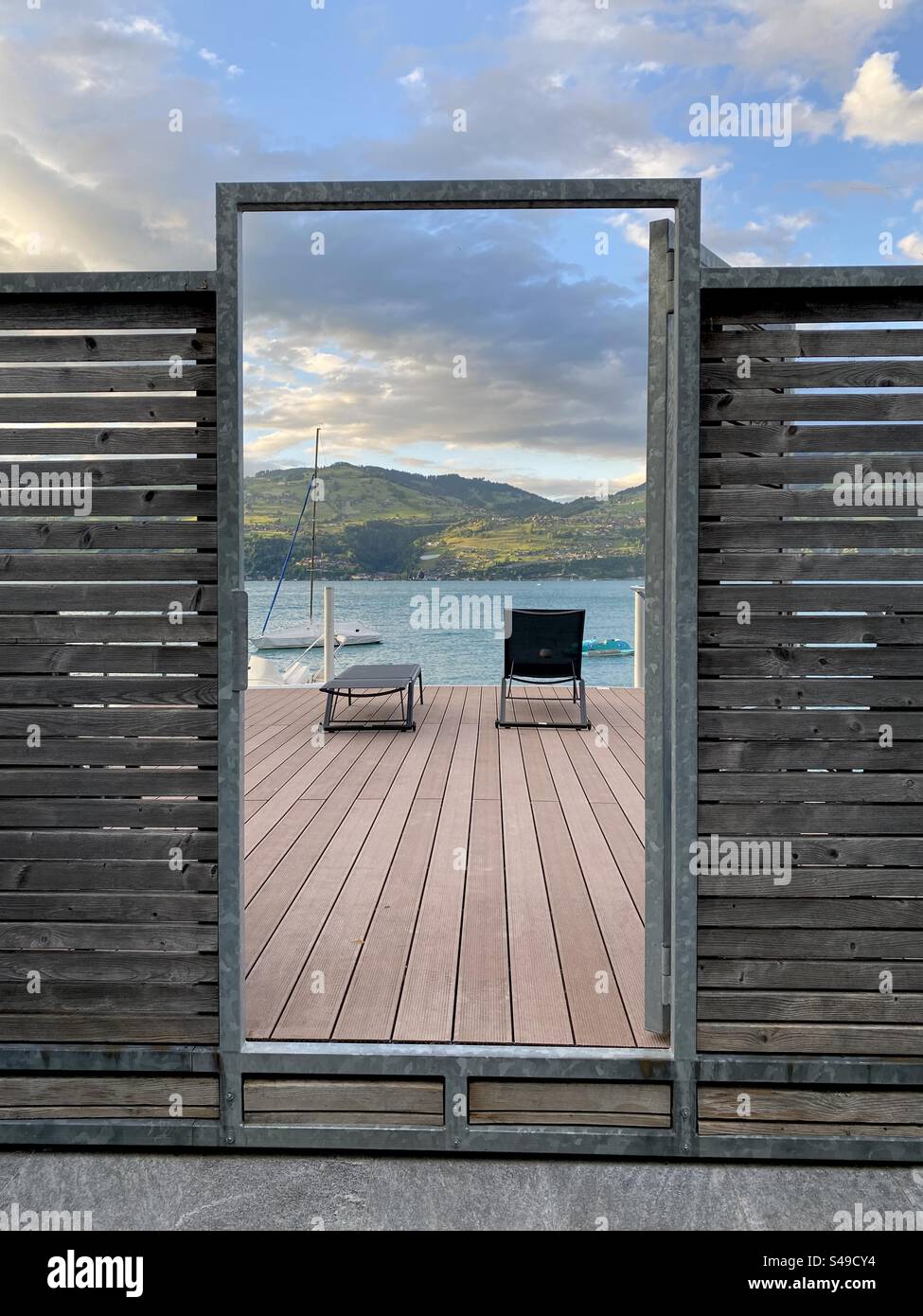 Eine Holzterrasse auf einem See in der Schweiz Stockfoto