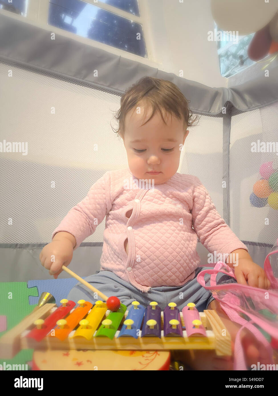 Baby-schlagendes Xylophone. Babys und Musik. Stockfoto