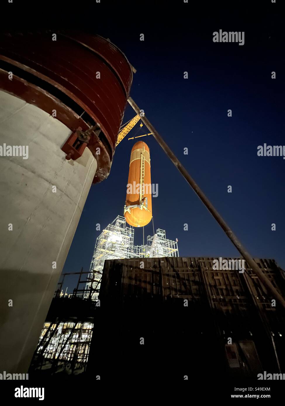 Bemüht sich, den externen Kraftstofftank in das neue Samuel Ocean Gebäude im kalifornischen Wissenschaftszentrum zu heben Stockfoto