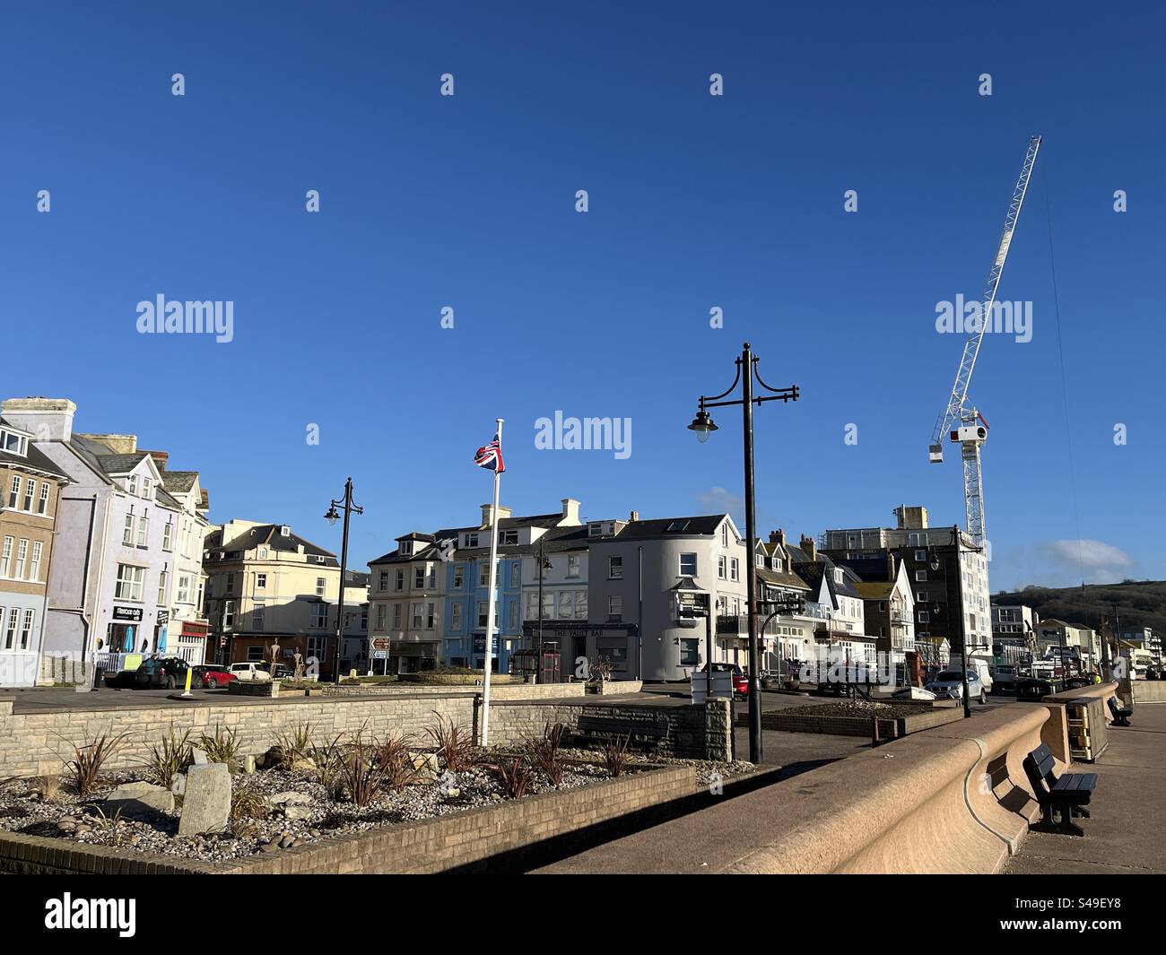 Seaton Esplanade mit Blick auf das Stadtzentrum von Devon - Smartphone-aufgenommenes Stockfoto