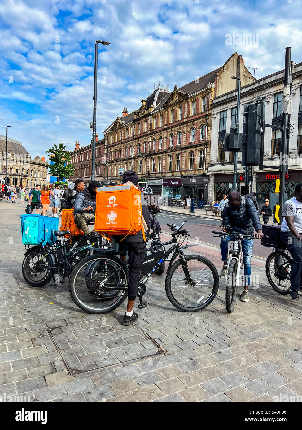 Einfach essen und Deliveroo-Fahrer treffen sich auf Fahrrädern im Stadtzentrum von Leeds Stockfoto