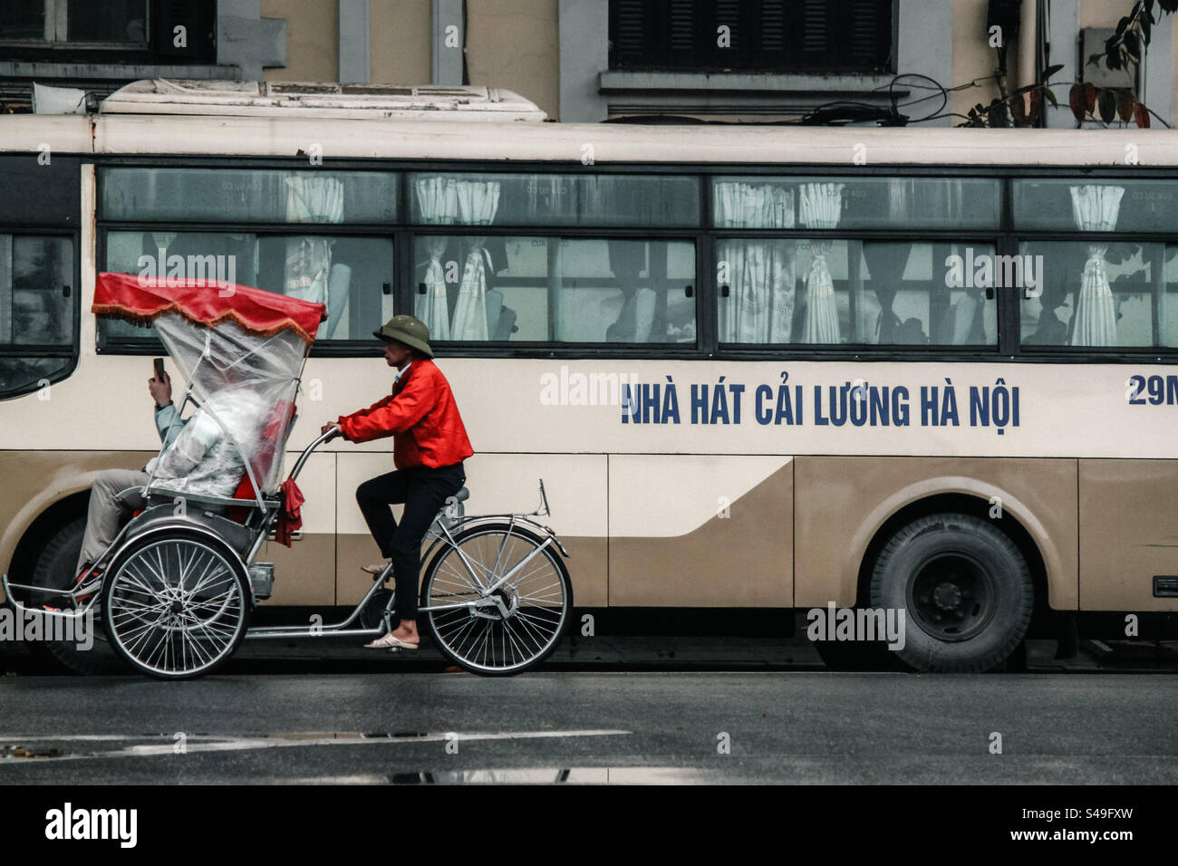 Vietnamesische Leute tummeln sich in Hanoi City Stockfoto