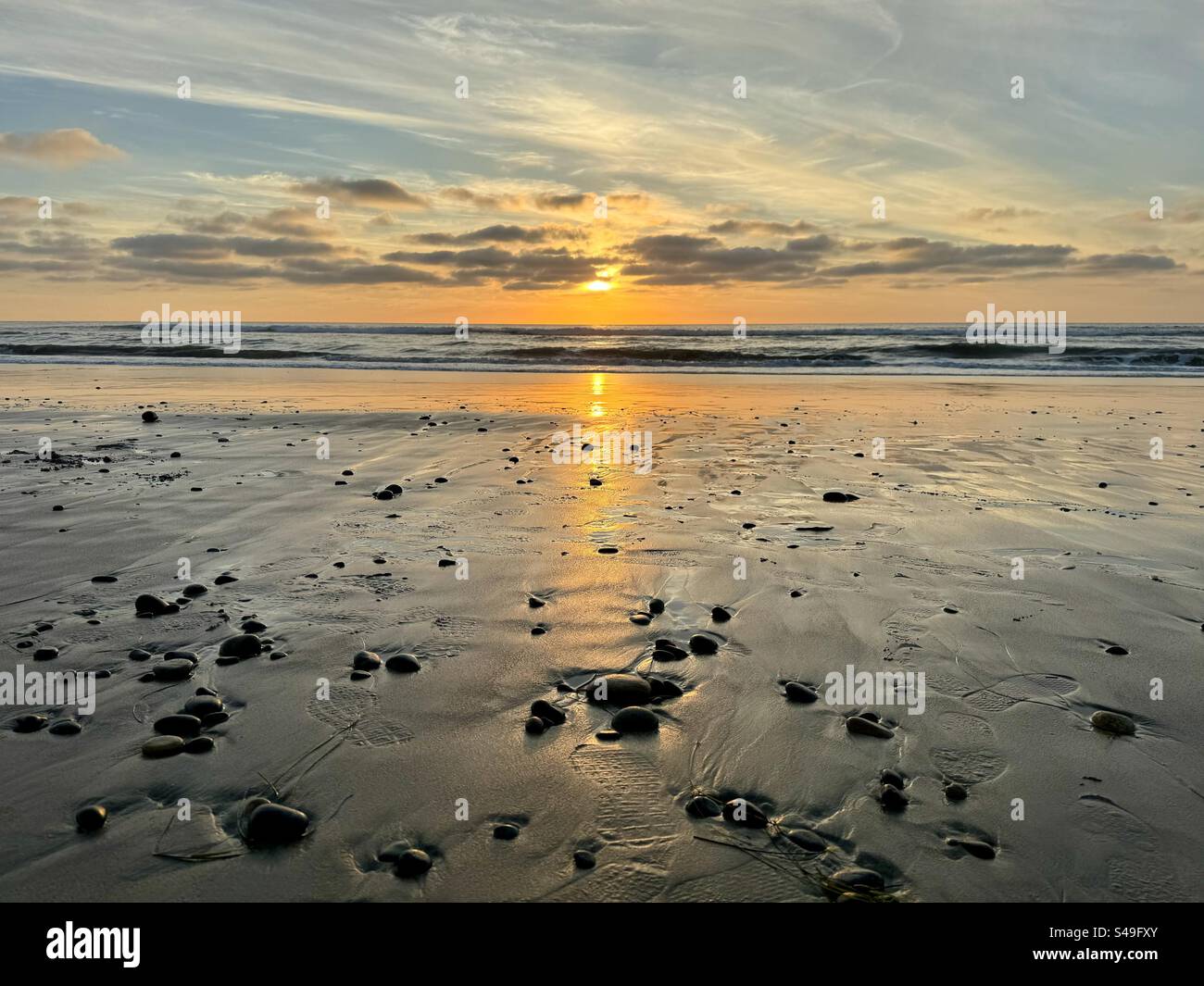 Sonnenuntergang mit Kieselstrand Stockfoto