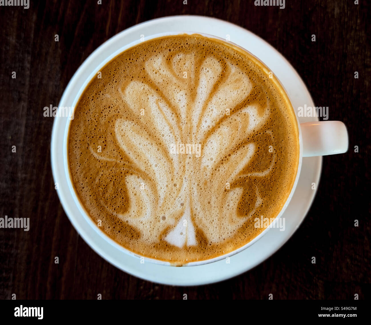 Tasse heißer Latte dekoriert mit Schaumkunstwerken Stockfoto