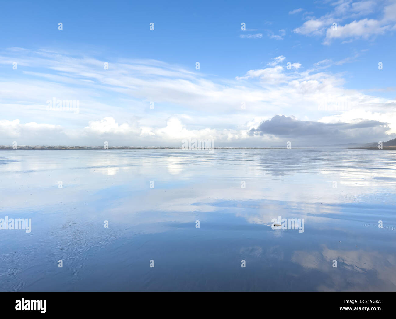 Ruhiger Morgen am Strand bei Ebbe Stockfoto