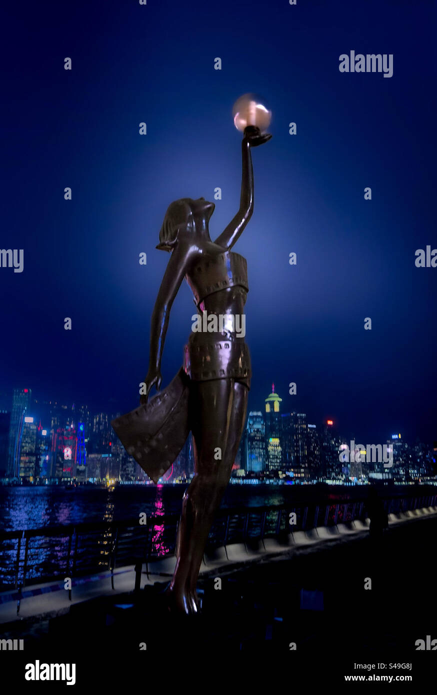 4,5 Meter hohe Nachbildung der Hong Kong Film Awards-Statuette an der Avenue of the Stars in Kowloon Waterfront in Hong Kong Stockfoto