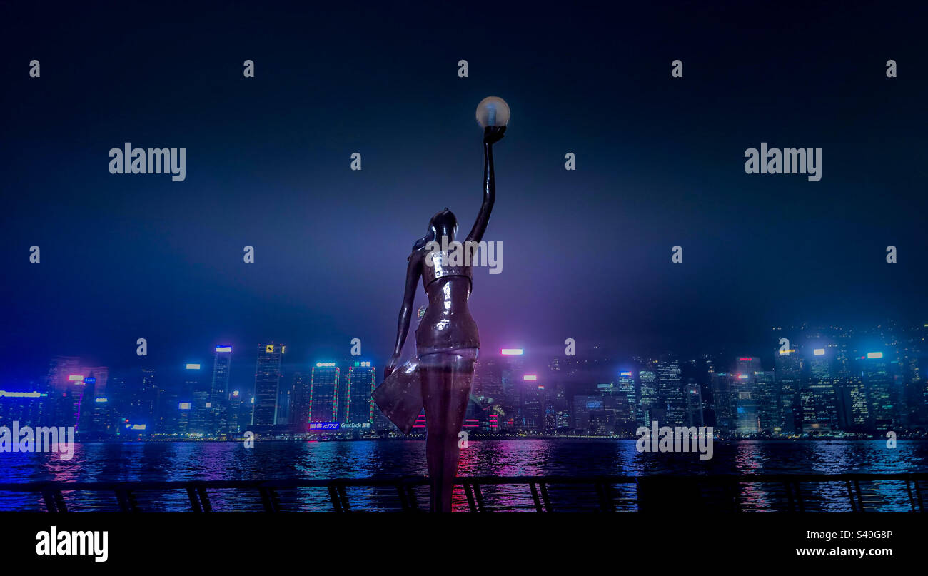 4,5 Meter hohe Nachbildung der Hong Kong Film Awards-Statuette an der Avenue of the Stars in Kowloon Waterfront in Hong Kong Stockfoto