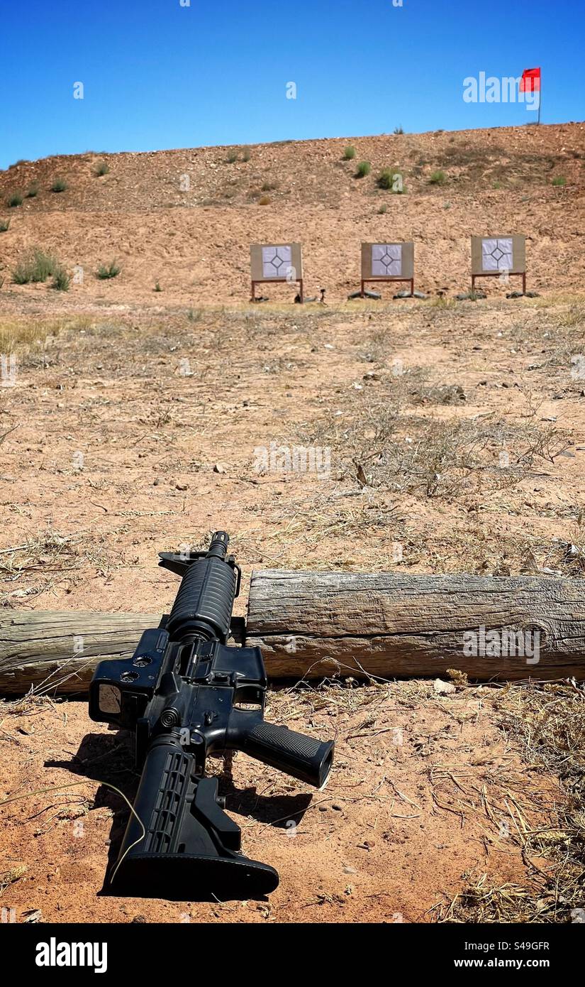 Automatisches Gewehr auf einem Schießstand im Freien in der Wüste Stockfoto