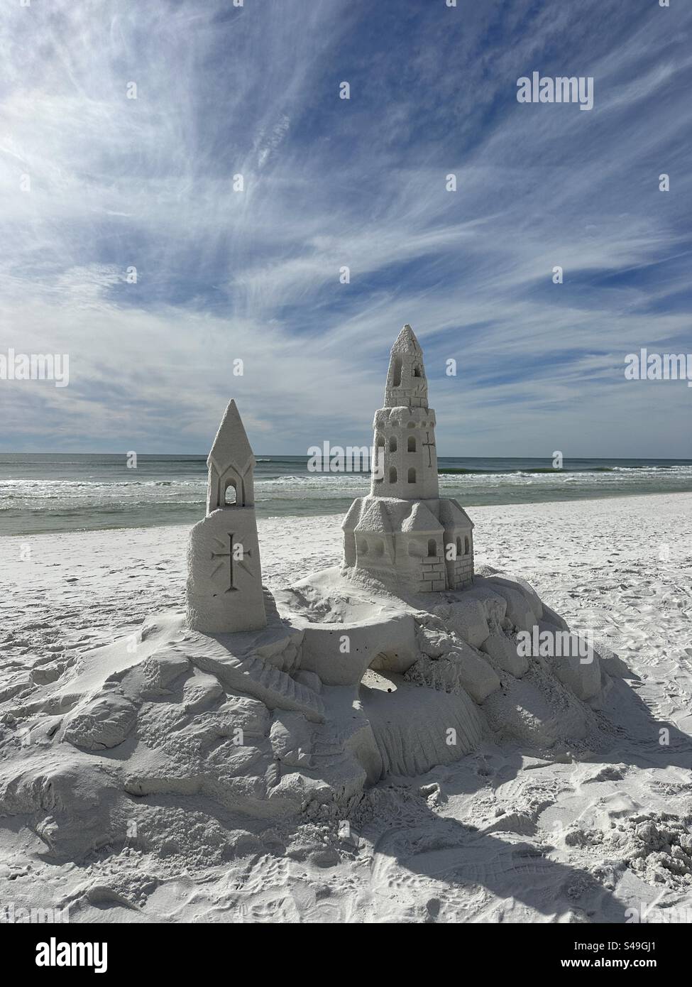 Große Sandburg am weißen Sandstrand von Florida Stockfoto