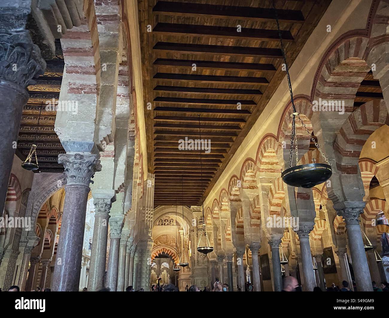 Die von Bögen und Säulen eingerahmte Decke in der Moschee-Kathedrale in Córdoba, Spanien. Stockfoto