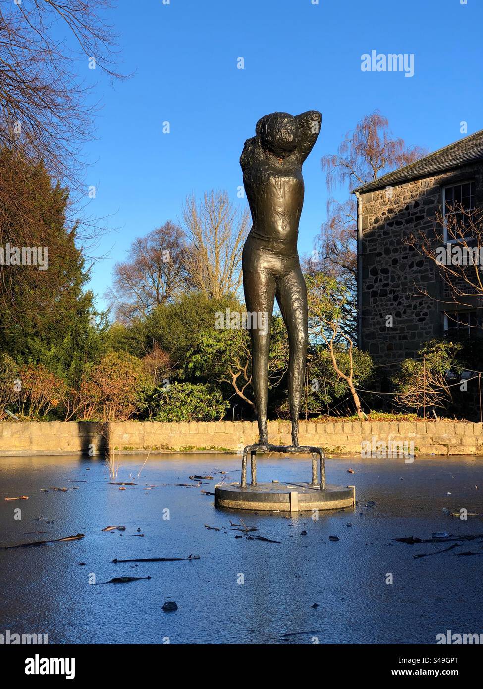 Reg Butler Skulptur „Girl“ im Royal Botanic Garden Zierteich, Edinburgh - Smartphone-aufgenommenes Stockfoto
