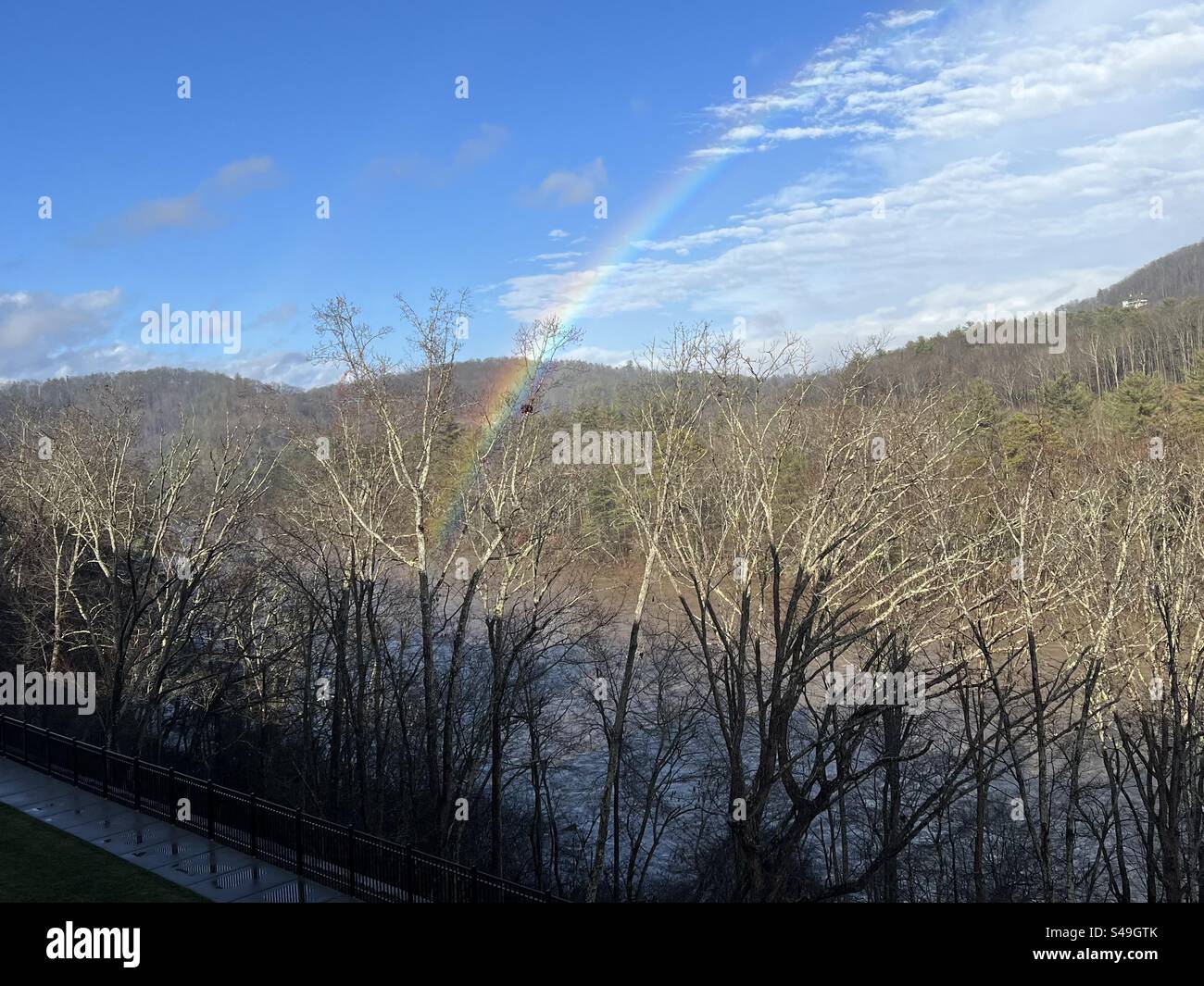 Regenbogen über dem French Broad River Stockfoto