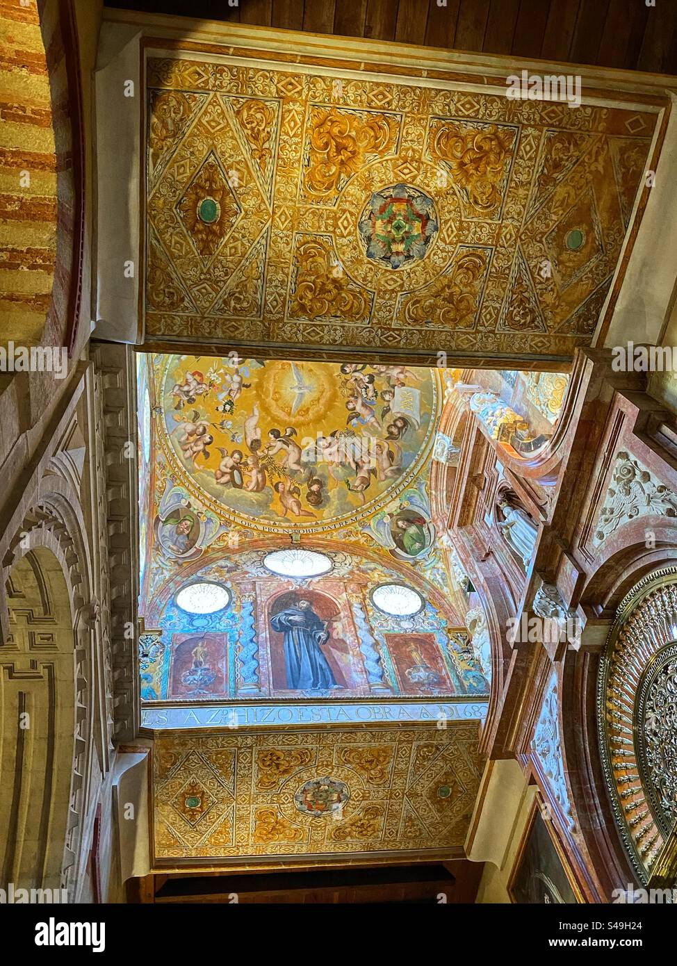 Deckenfresken mit christlichen Motiven in der Moschee-Kathedrale von Córdoba, Spanien. - Smartphone-aufgenommenes Stockfoto