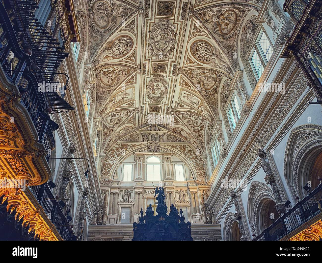 Reich verzierte weiße Decke mit Schnitzereien im christlichen Teil der Moschee-Kathedrale in Córdoba, Spanien. - Smartphone-aufgenommenes Stockfoto