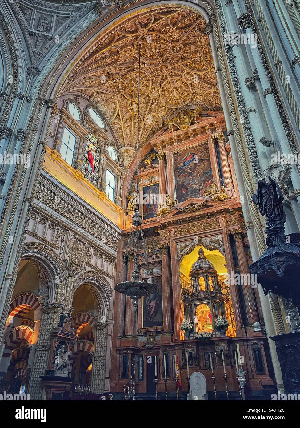 Reich verzierte Innenräume mit Schnitzereien und Gemälden im christlichen Teil der Moschee-Kathedrale in Córdoba, Spanien. - Smartphone-aufgenommenes Stockfoto