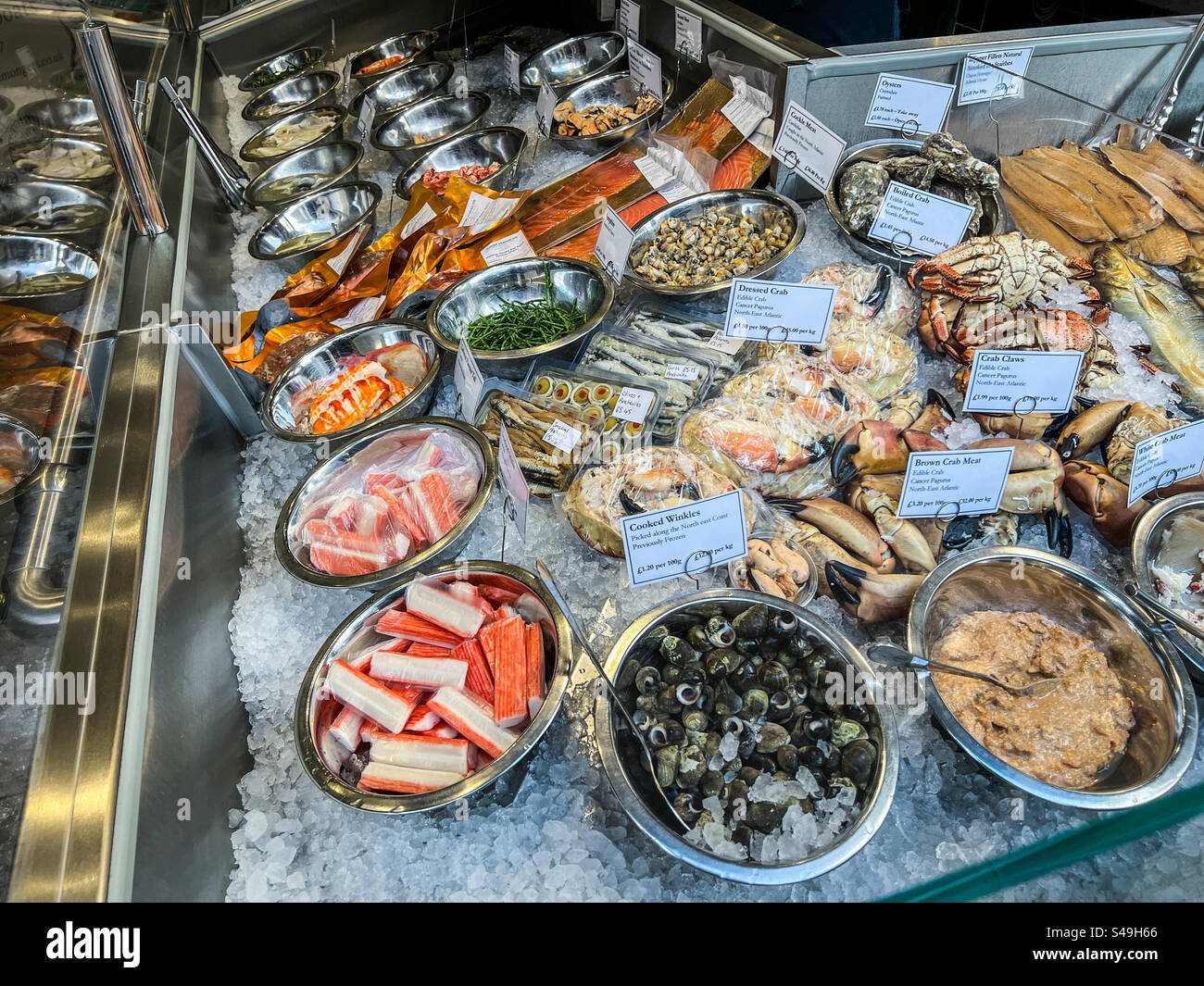 Auswahl an feinem Fisch und Meeresfrüchten und Krabben zum Verkauf - Smartphone-aufgenommenes Stockfoto