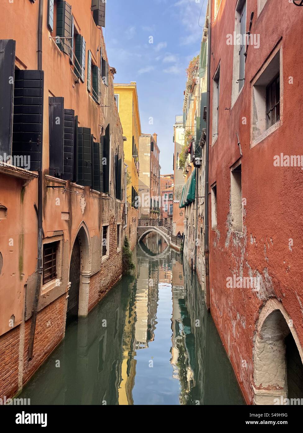 Ein ruhiger, friedlicher Kanal in Venedig, Italien mit farbenfrohen Gebäuden Stockfoto