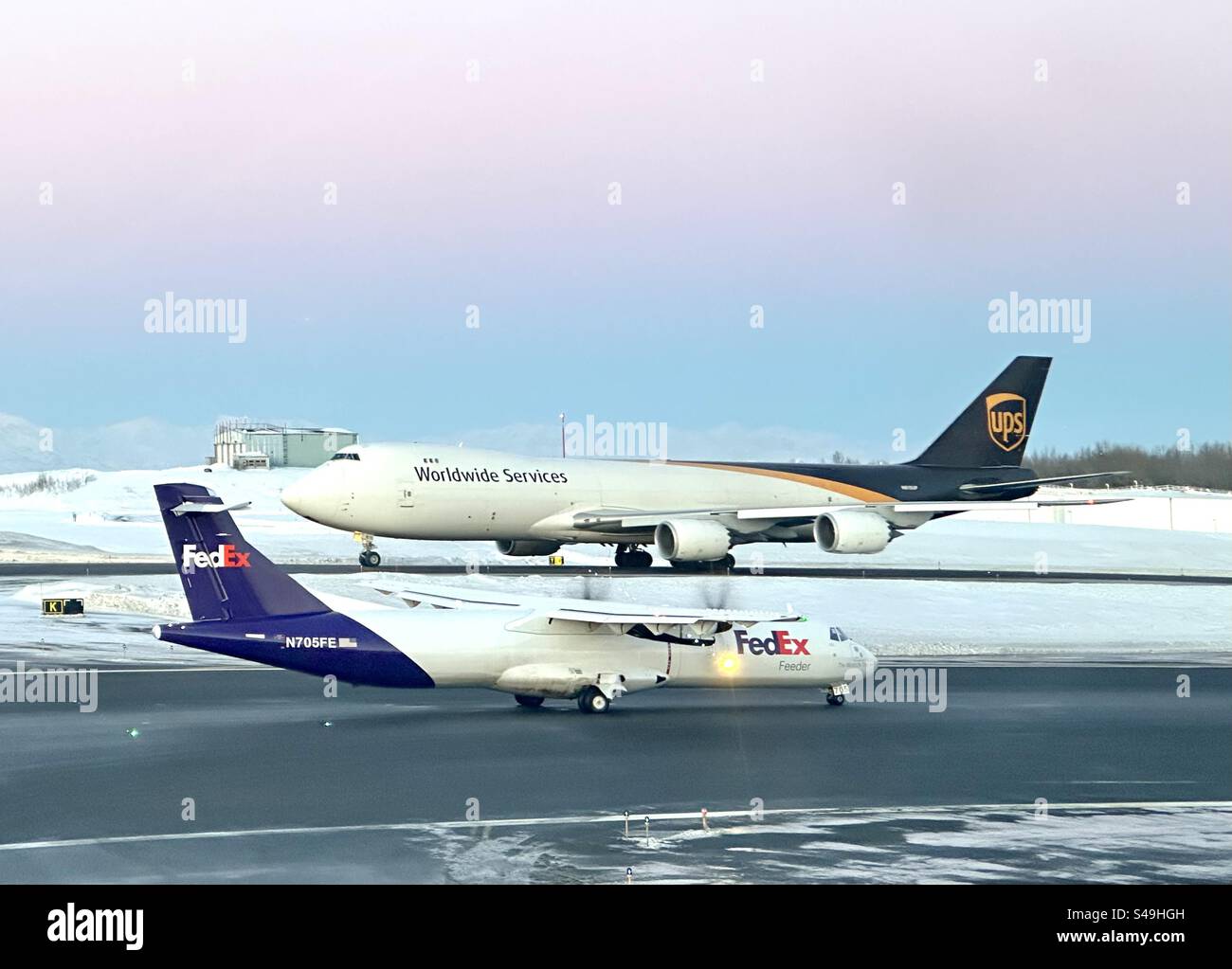 FedEx ATR und UPS Boeing 747-800 am Ted Stevens International Airport, Anchorage, Alaska - Smartphone-aufgenommenes Stockfoto