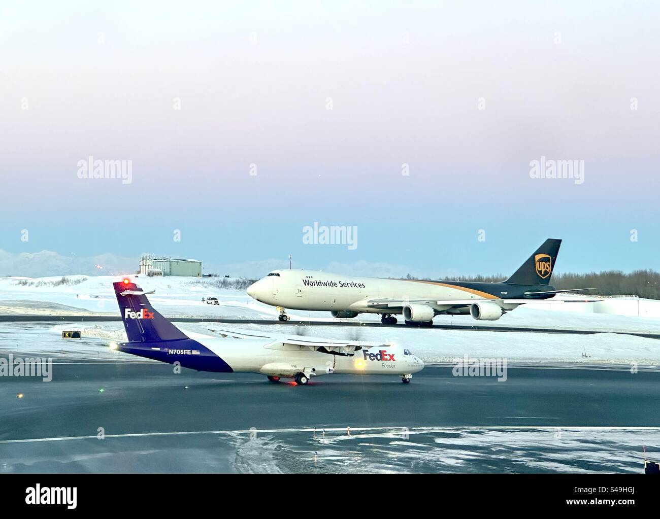 FedEx ATR72-600F und UPS Boeing 747-800at Ted Stevens International Airport, Anchorage, Alaska - Smartphone-aufgenommenes Stockfoto
