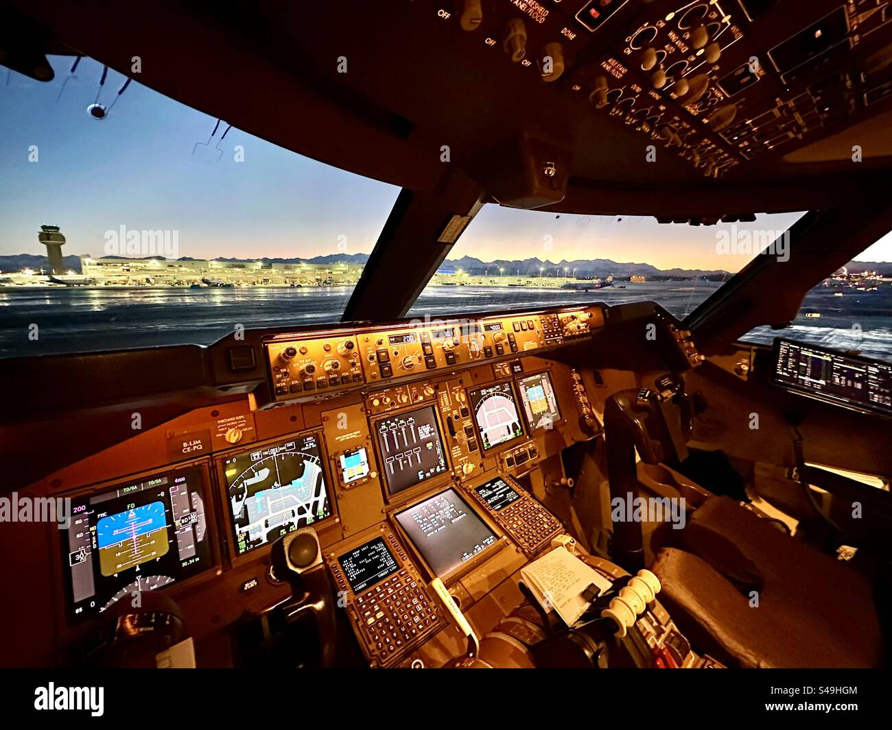 Flugdeck der Boeing 747-800 am Ted Stevens International Airport, Anchorage Alaska - Smartphone-aufgenommenes Stockfoto