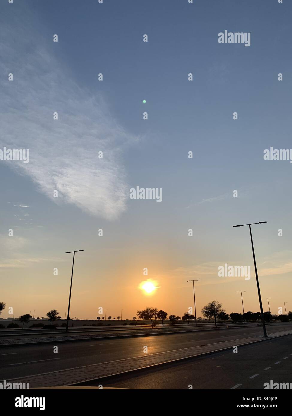 Wolken, klarer Himmel und Sonnenuntergang auf einem Foto bei Al Ain VAE Winterwetter. Stockfoto