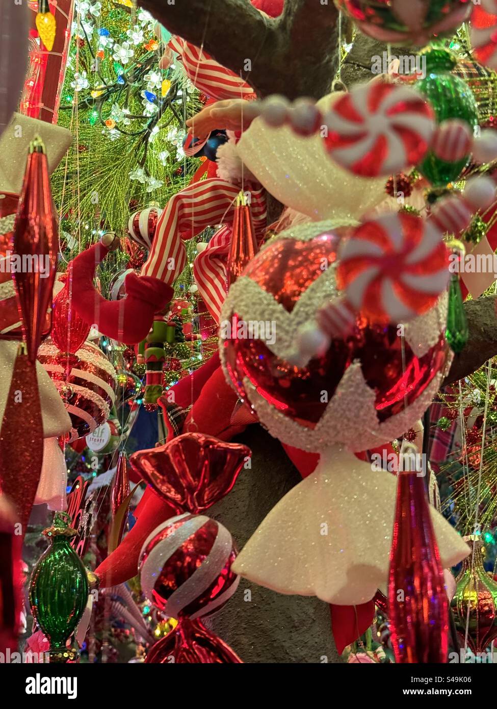 Der Weihnachtsbaum ist mit roten und grünen Bonbons verziert und sorgt für ein festliches und kinderfreundliches Weihnachtsfest. Stockfoto