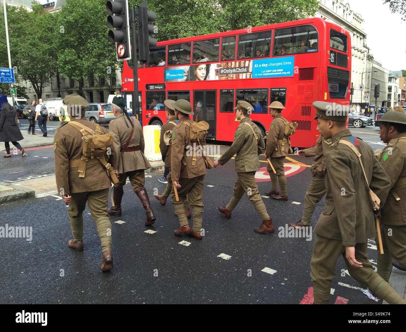 Reenactment des Ersten Weltkriegs zum Gedenken an den Jahrestag der Somme-Schlacht im Zentrum Londons - Smartphone-aufgenommenes Stockfoto