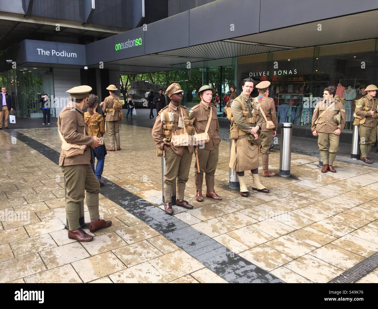 Reenactment des Ersten Weltkriegs zum Gedenken an den Jahrestag der Somme-Schlacht im Zentrum Londons - Smartphone-aufgenommenes Stockfoto