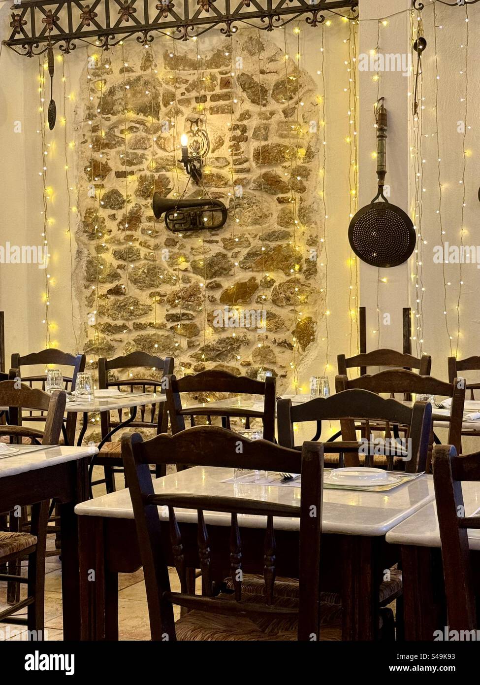 Romantische Dekoration im Restaurant in Athen, Griechenland. Lichter und warmes Gefühl. Stockfoto