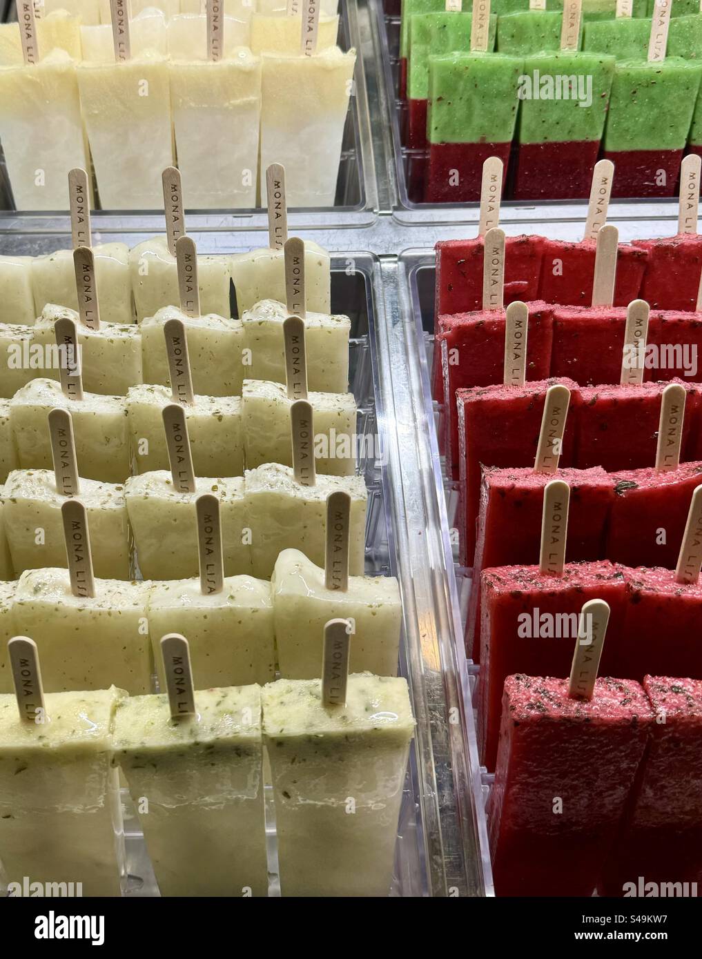 Verschiedene farbenfrohe Stiele in verschiedenen Geschmacksrichtungen, ausgestellt auf Sticks in einem Eisdiele in Athen, Griechenland. - Smartphone-aufgenommenes Stockfoto