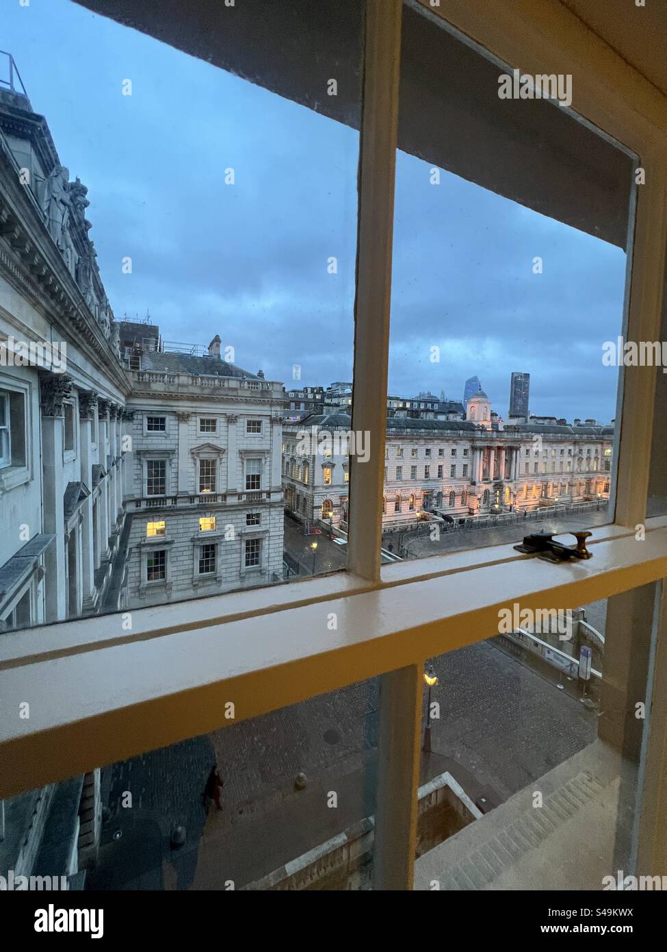 Blick auf Somerset House London vom Fenster der Courtauld Gallery - Smartphone-aufgenommenes Stockfoto