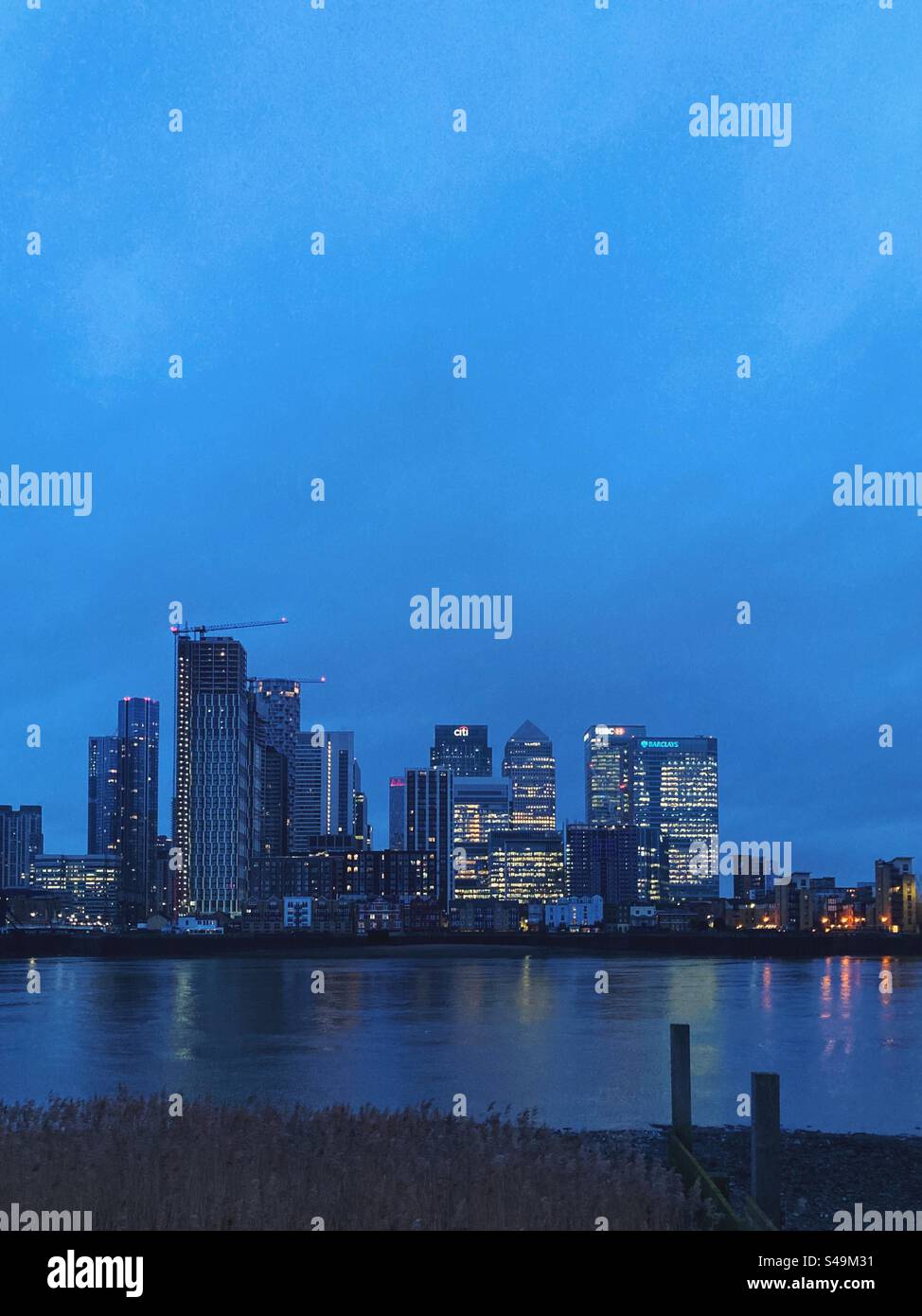 Canary Wharf am Morgen vorsichtig, Blick über die themse Stockfoto