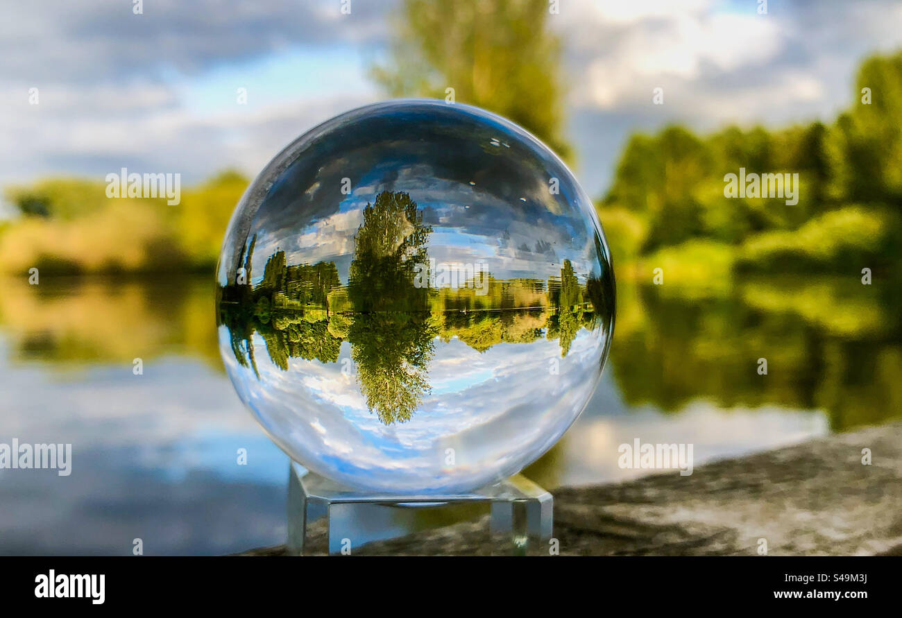 Mit einem Lensball in meinem örtlichen Landpark, Reflexionen im See Stockfoto