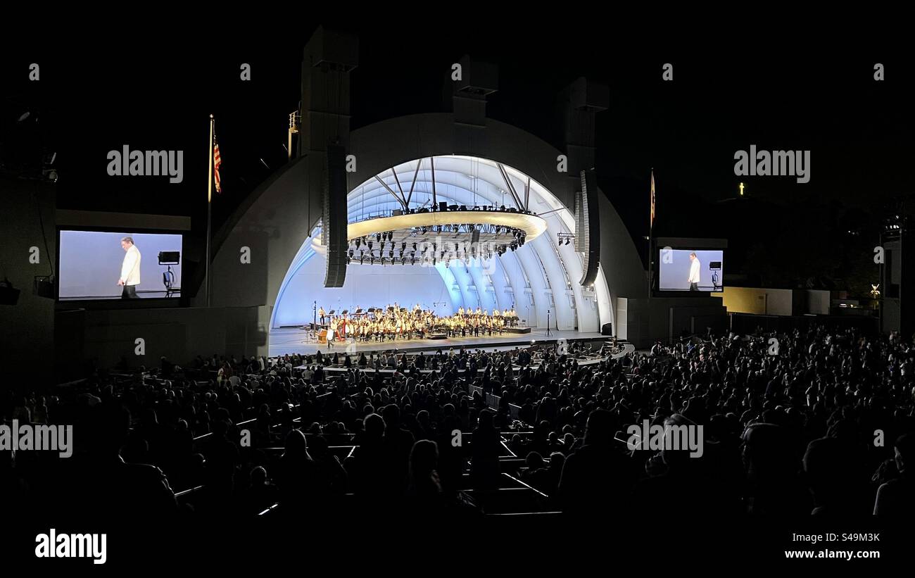 LOS ANGELES, CA, 6. JUL 2023: Das Publikum applaudiert den Dirigenten Gustavo Dudamel, als er die Bühne verlässt, nach einer Aufführung der LA Philharmonic im Hollywood Bowl Stockfoto