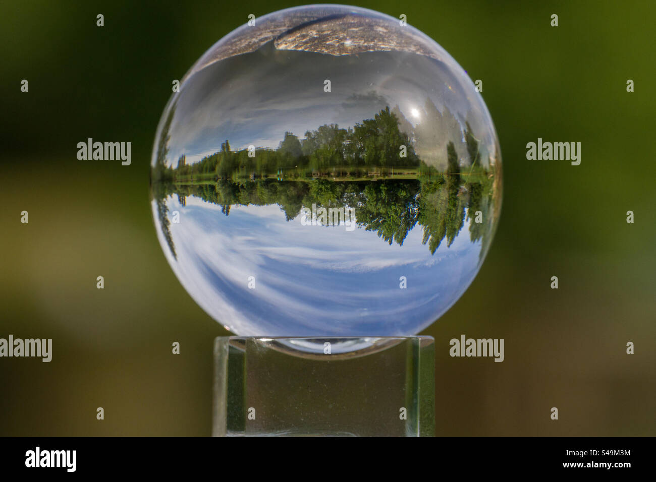 Ich benutze einen Lensball in meinem lokalen Landpark mit See reflektiert Stockfoto