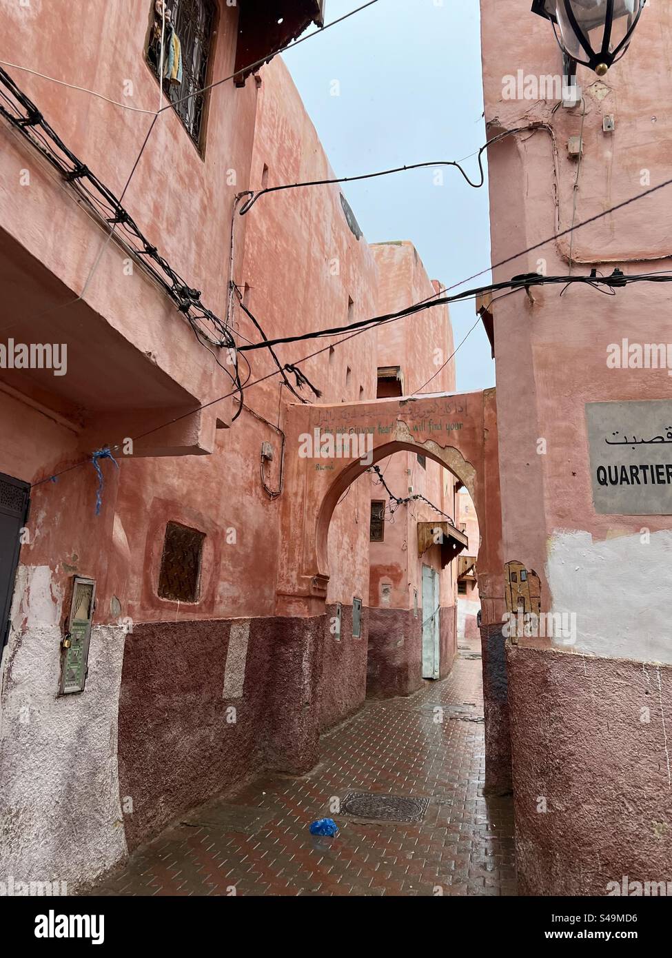 Enge Straße mit roten Häusern in der Medina von Sefroue Marokko Stockfoto