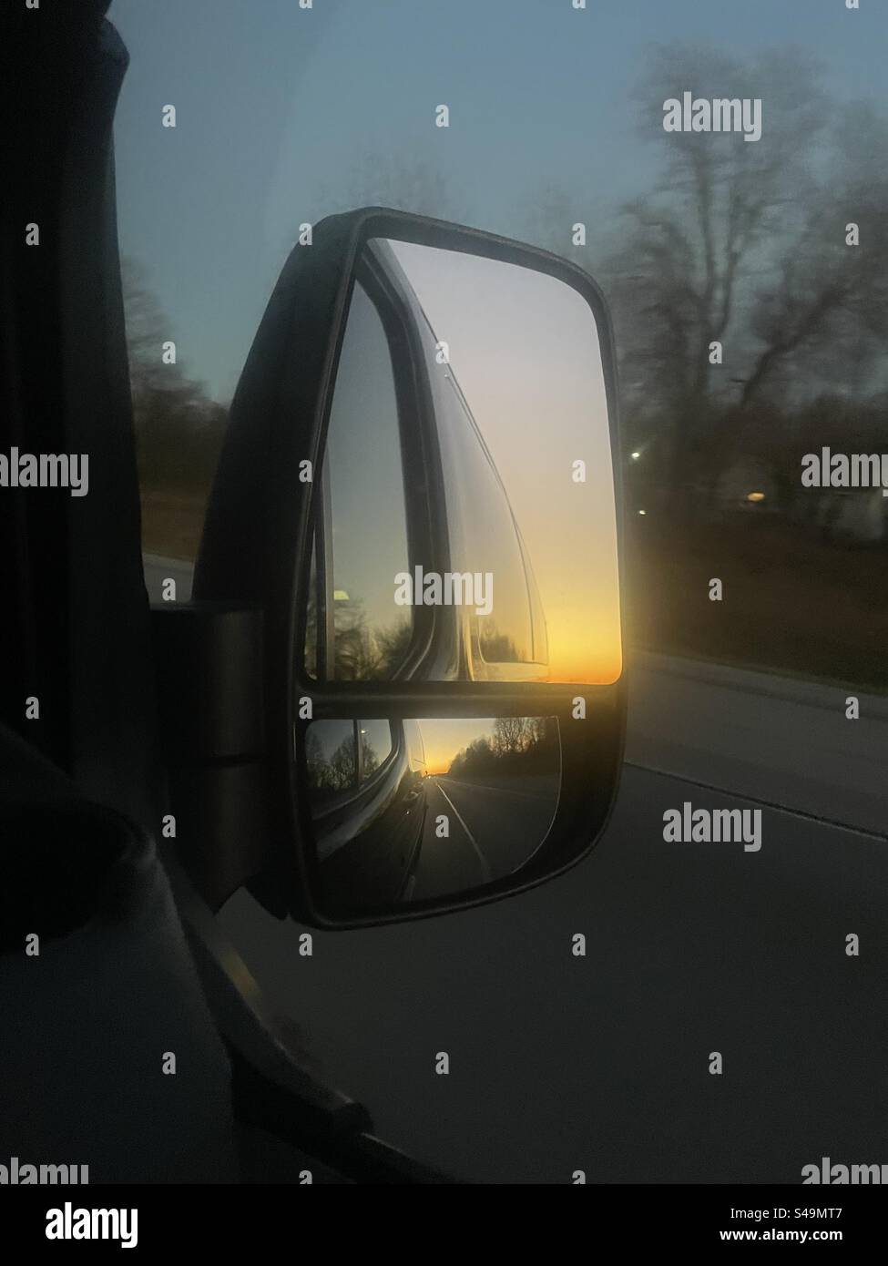 Sonnenuntergang im Rückspiegel des Fahrzeugs Stockfoto