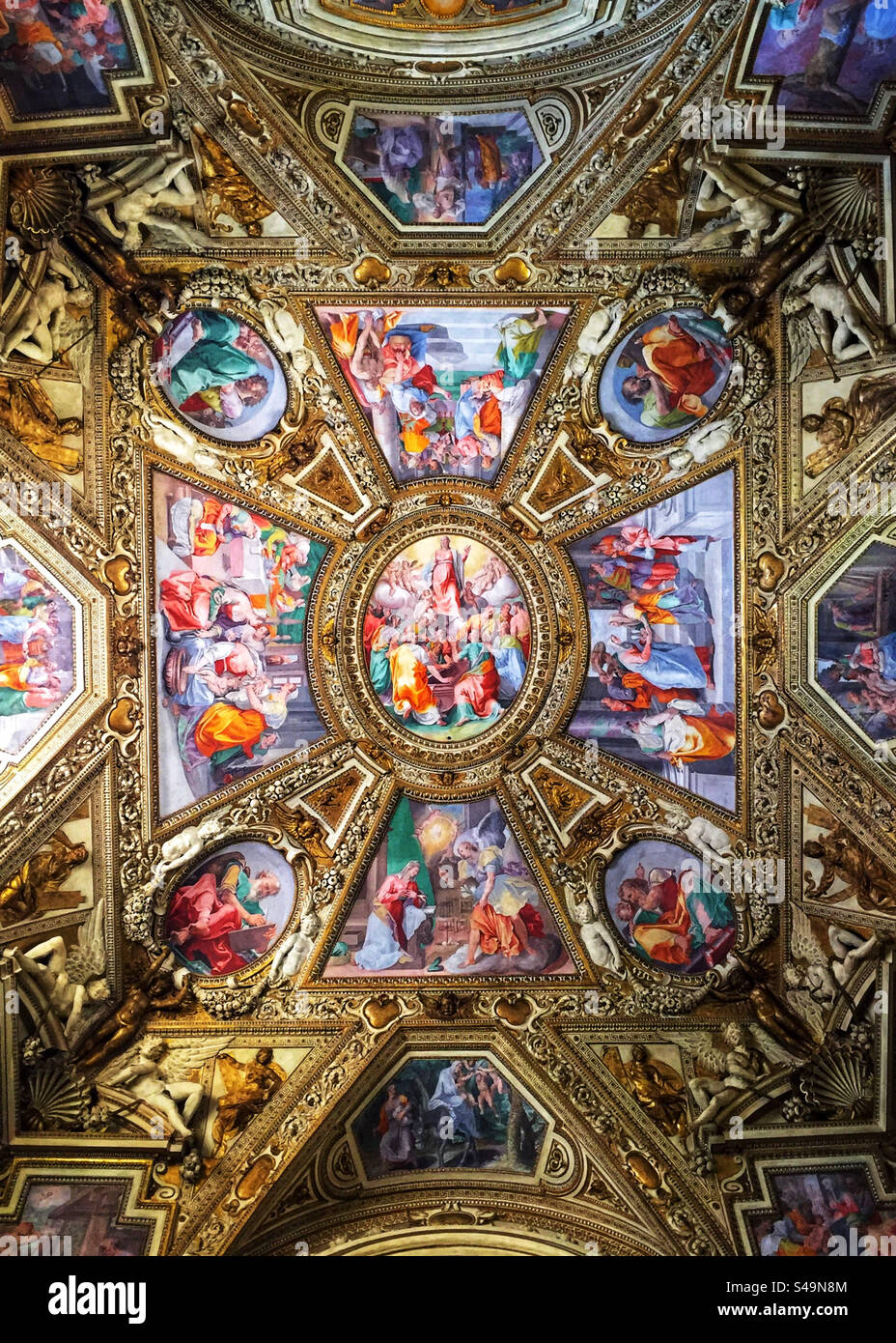 Deckenplatte in der Basilika di Santa Maria in Trastevere - Smartphone-aufgenommenes Stockfoto