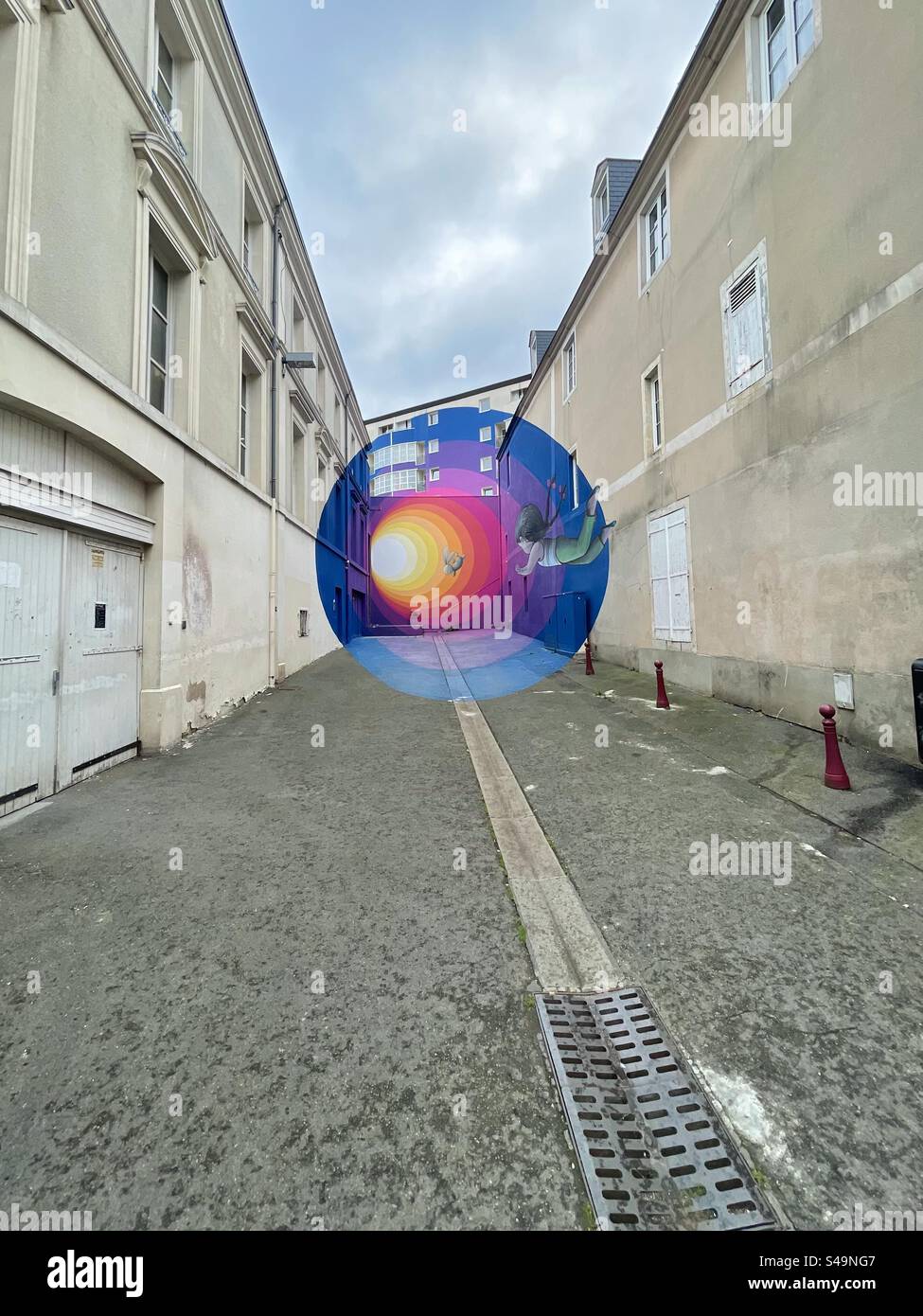 Fototapete aus der erzwungenen Perspektive in der Gasse, Le Mans, Frankreich - Smartphone-aufgenommenes Stockfoto