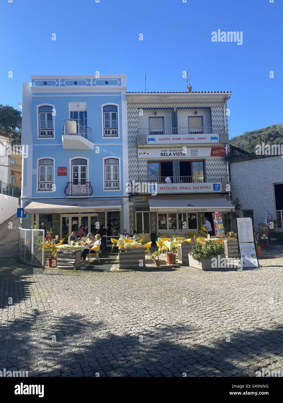 Wirklich süßes Café in der Bergstadt Monchique Portugal - Smartphone-aufgenommenes Stockfoto