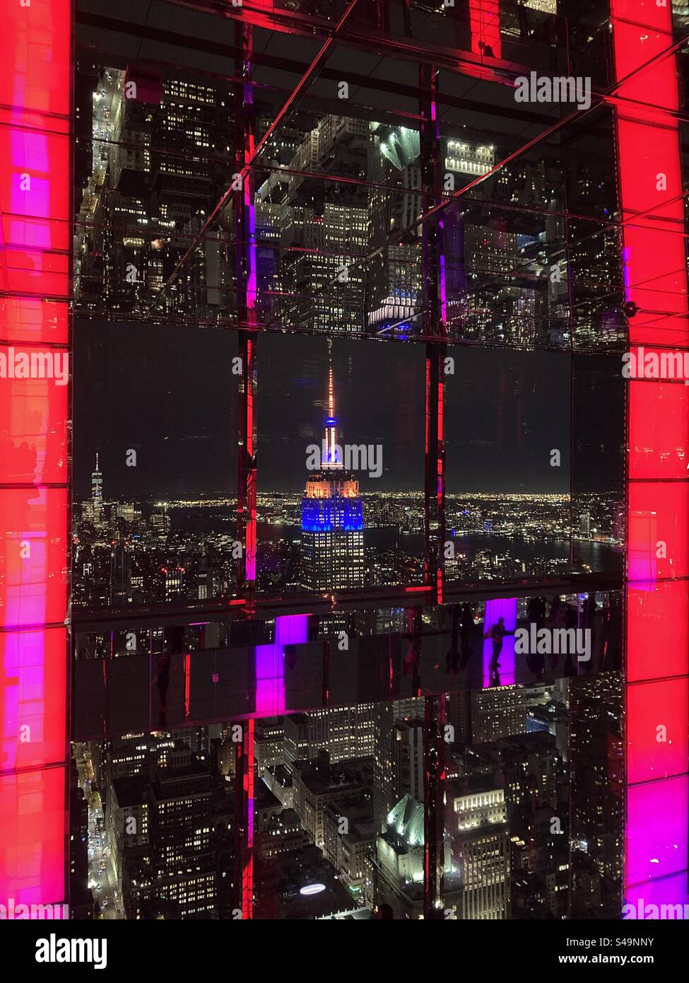 Blick auf das Empire State Building von der Spitze des Summit One Vanderbilt Turms - Smartphone-aufgenommenes Stockfoto
