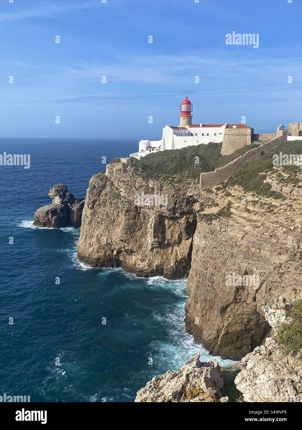 Wunderschöner Leuchtturm auf den Klippen in Sagres Portugal Stockfoto