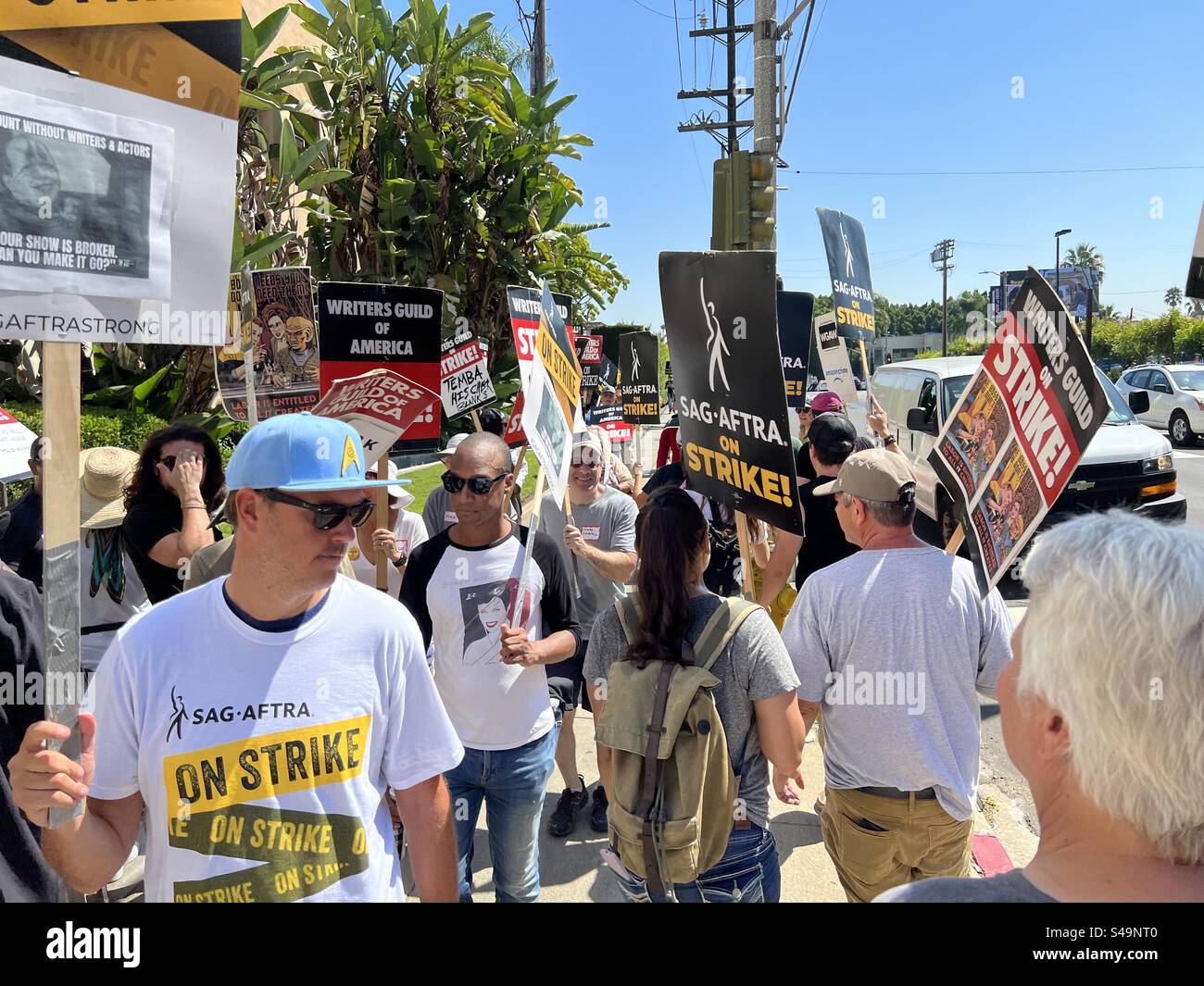 LOS ANGELES, CA, 8. September 2023: WGA- und sag-AFTRA-Mitglieder mit Schildern und Walking union Streikposten vor den Toren der Paramount Studios in Hollywood Stockfoto