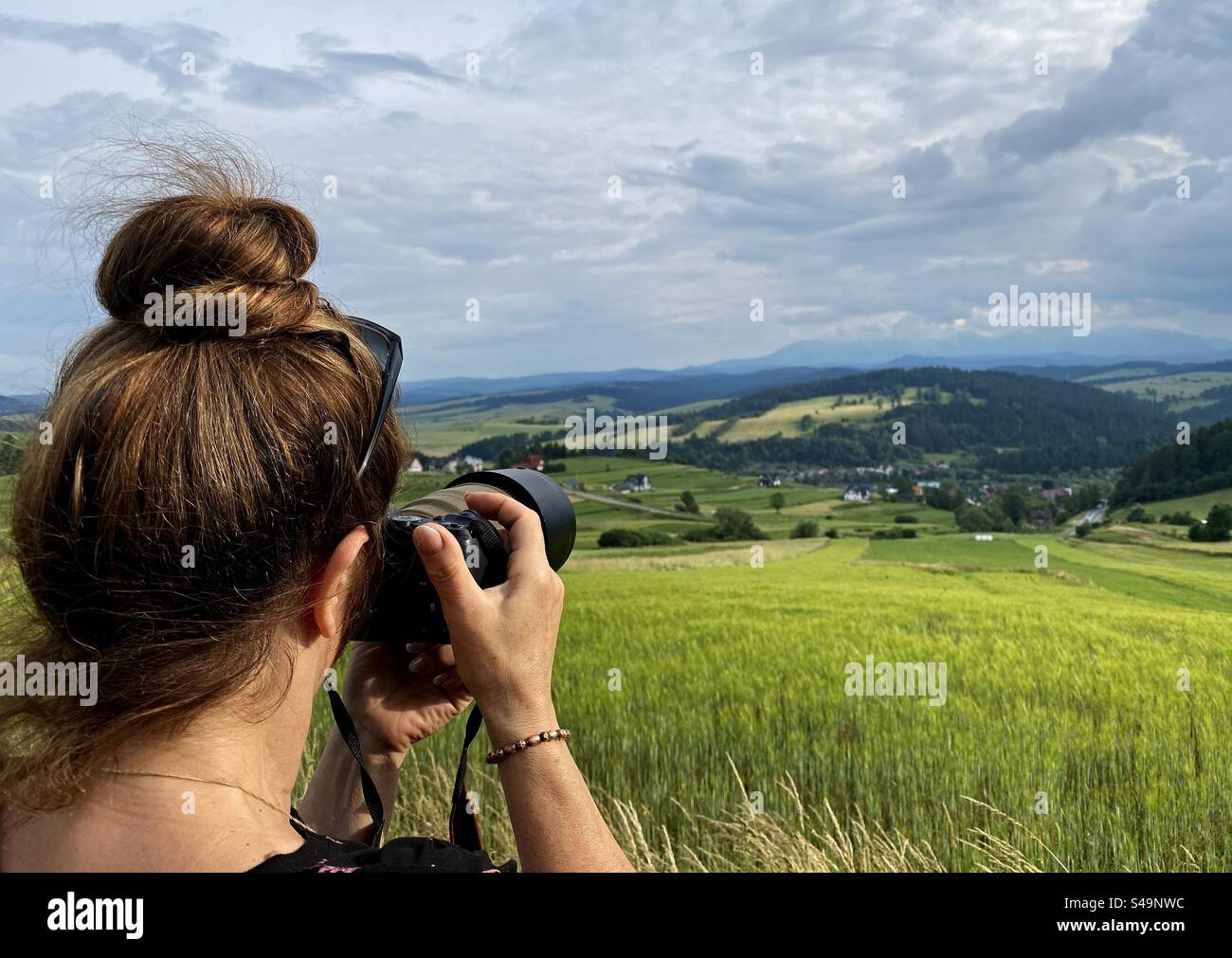 Eine Fotografin fotografiert die Landschaft des Pieniny Mountains - Smartphone-aufgenommenes Stockfoto